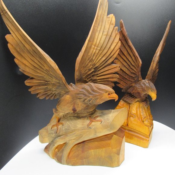 PAIR OF HAND CARVED WOODEN EAGLES. - Picture 2 of 9